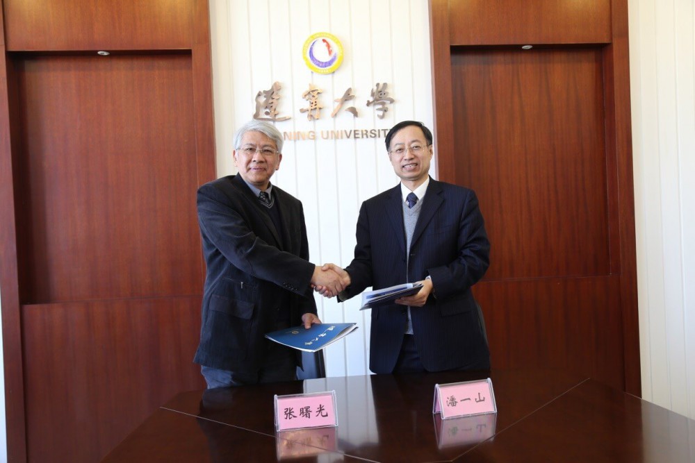 Prof. Shu Guang Zhang(left), Rector of City University and Prof. Pan Yishan(right), Rector of Liaoning University interchanged the Agreement.