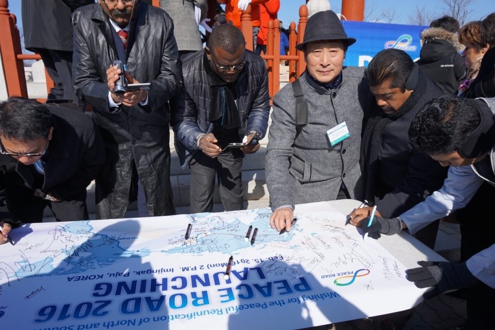 Prof. Li signed the Peace Road flag.