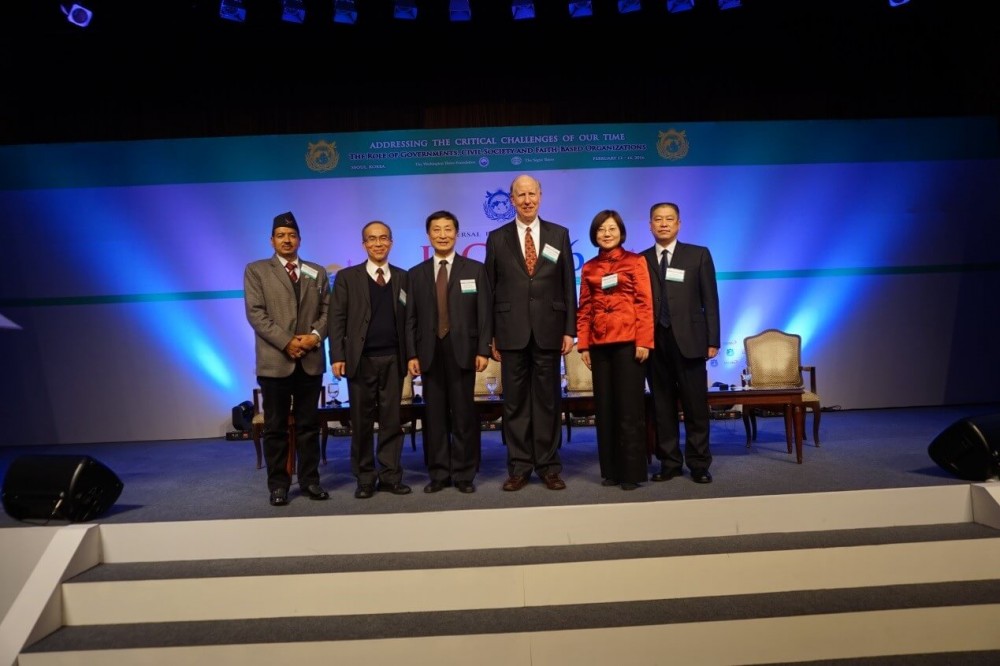 Prof. Li photographed with Dr. Thomas Walsh (forth from left) and Mr. Tuo-Huan Chen (second from left).
